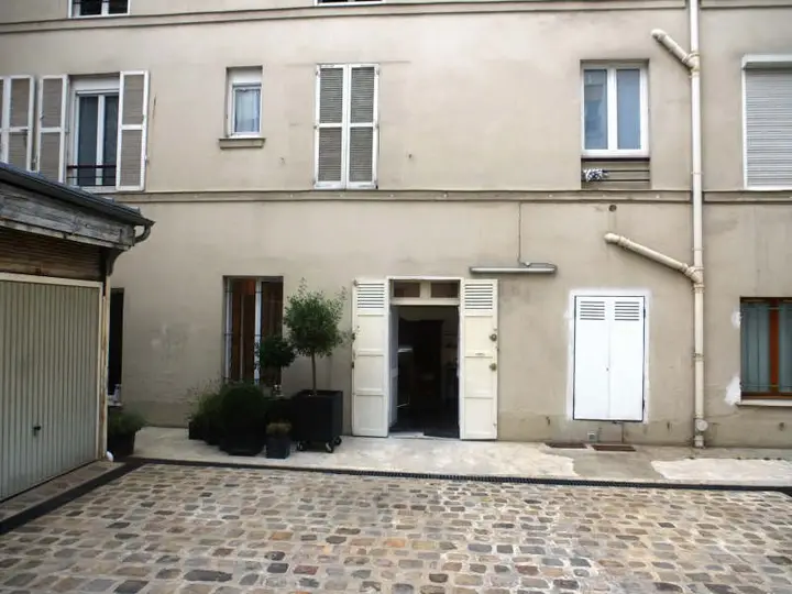 Studio, 57 rue de la Fontaine au Roi, loué par L'Agence du Quartier